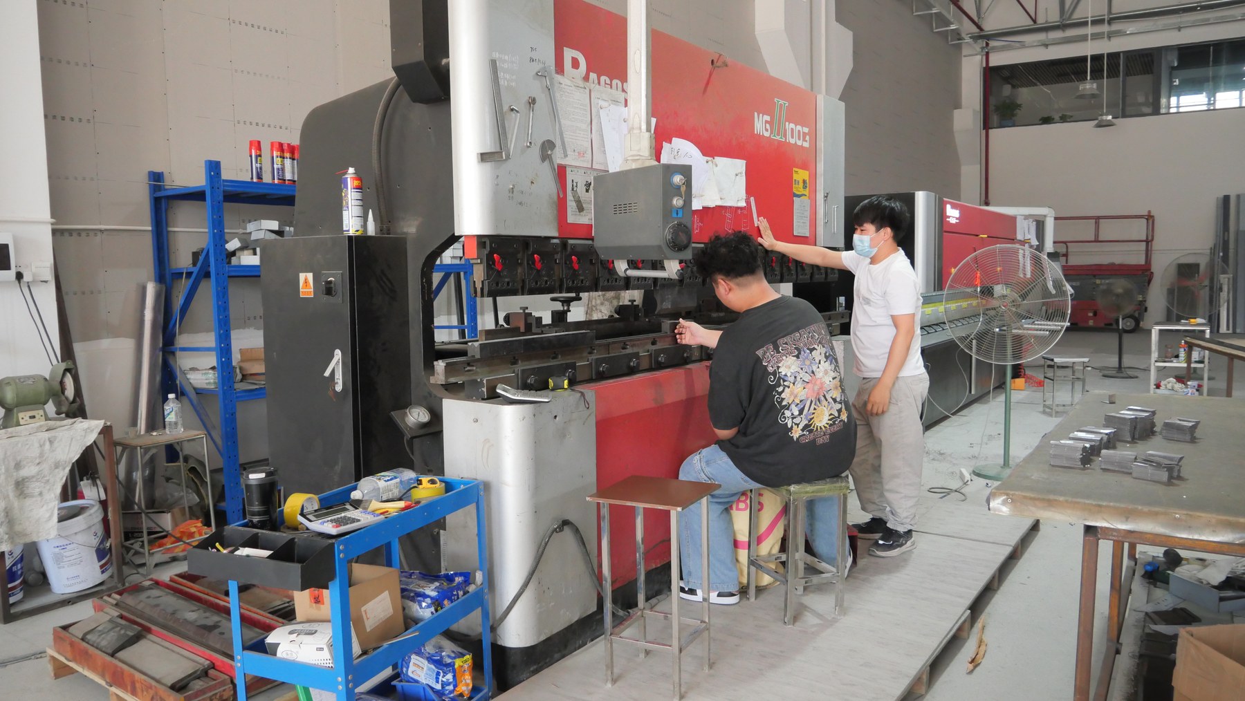 川上流折弯与柜体加工设备实拍
